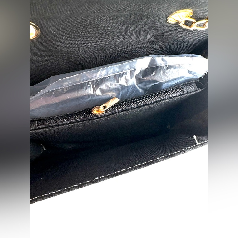 Luxurious White Quilted Chain Shoulder Bag with Gold V Accent - PU Leather NWOT - Picture 7 of 8